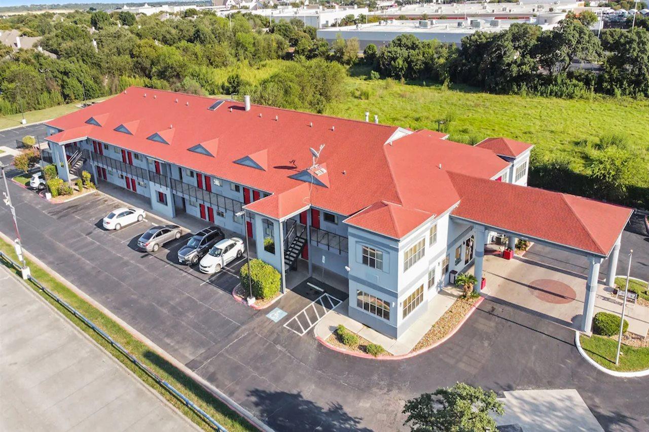 Quality Inn & Suites I-10 Near Fiesta Texas San Antonio Exterior photo